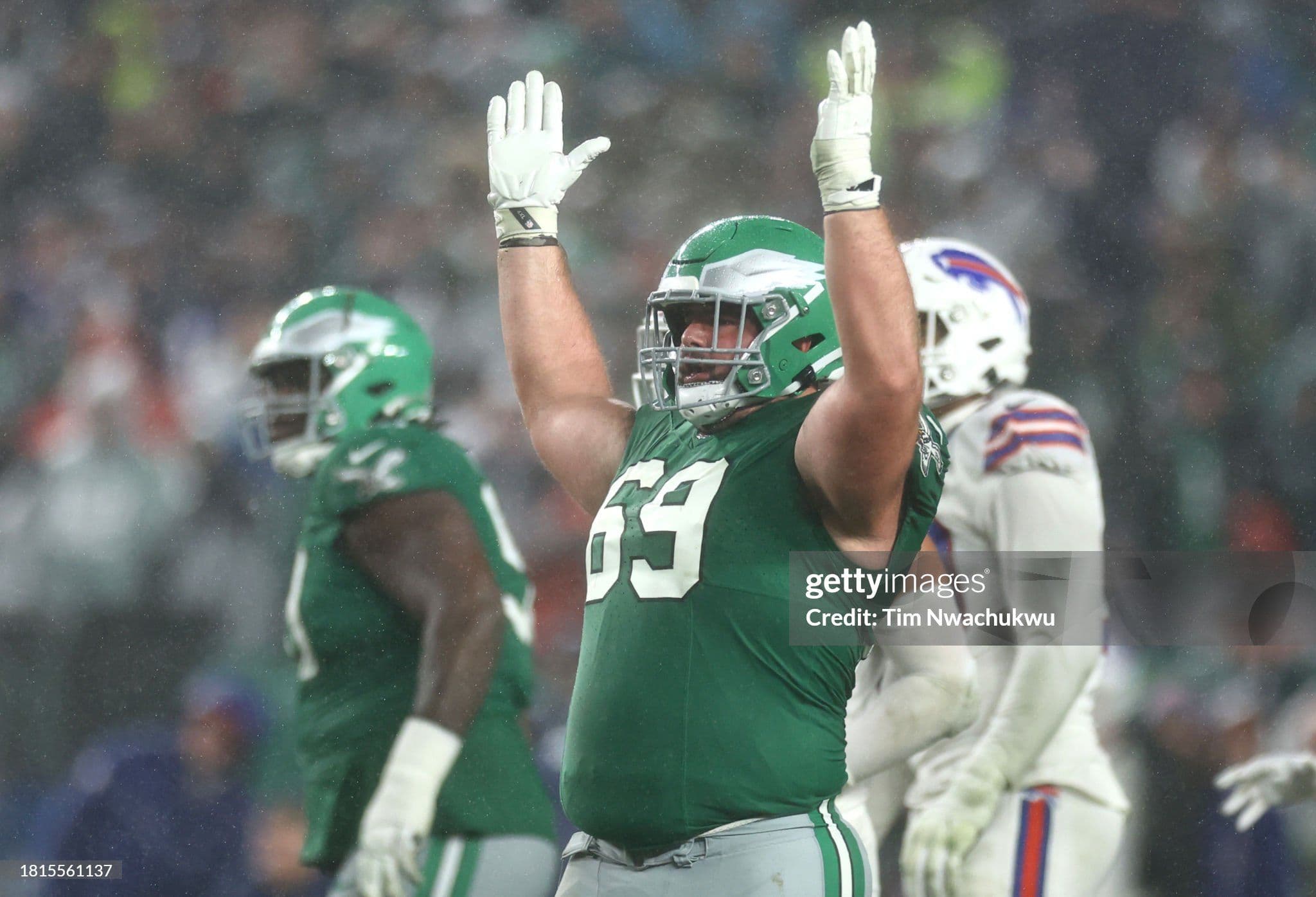 Eagles' Landon Dickerson gives out beers at practice