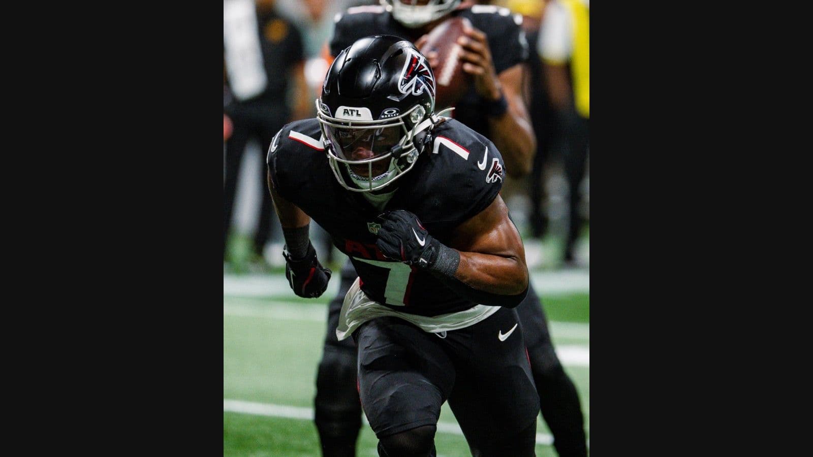 Atlanta Falcons running back Bijan Robinson running during a 2025 game against Washington.